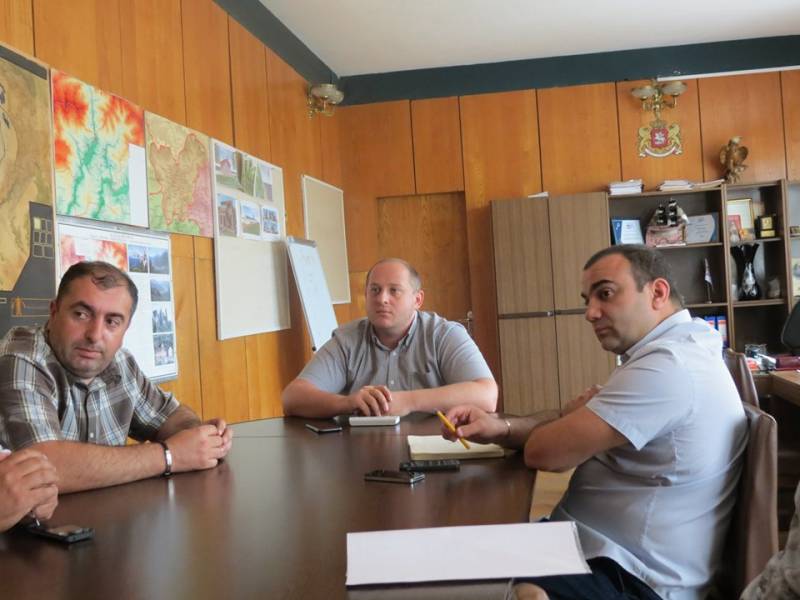 მუნიციპალიტეტის ხელმძღვანელობა და შესაბამისი დარგის სპეციალისტები მშენებელი ფირმების...